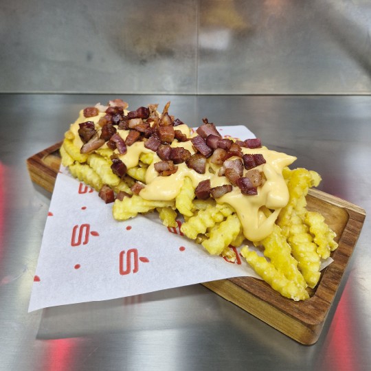FRITAS 400 GRAMAS COM MOLHO CHEDDAR E BACON