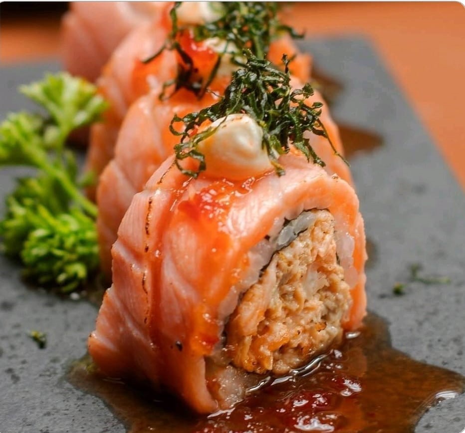 URAMAKI SALMAO MAÇARICADO