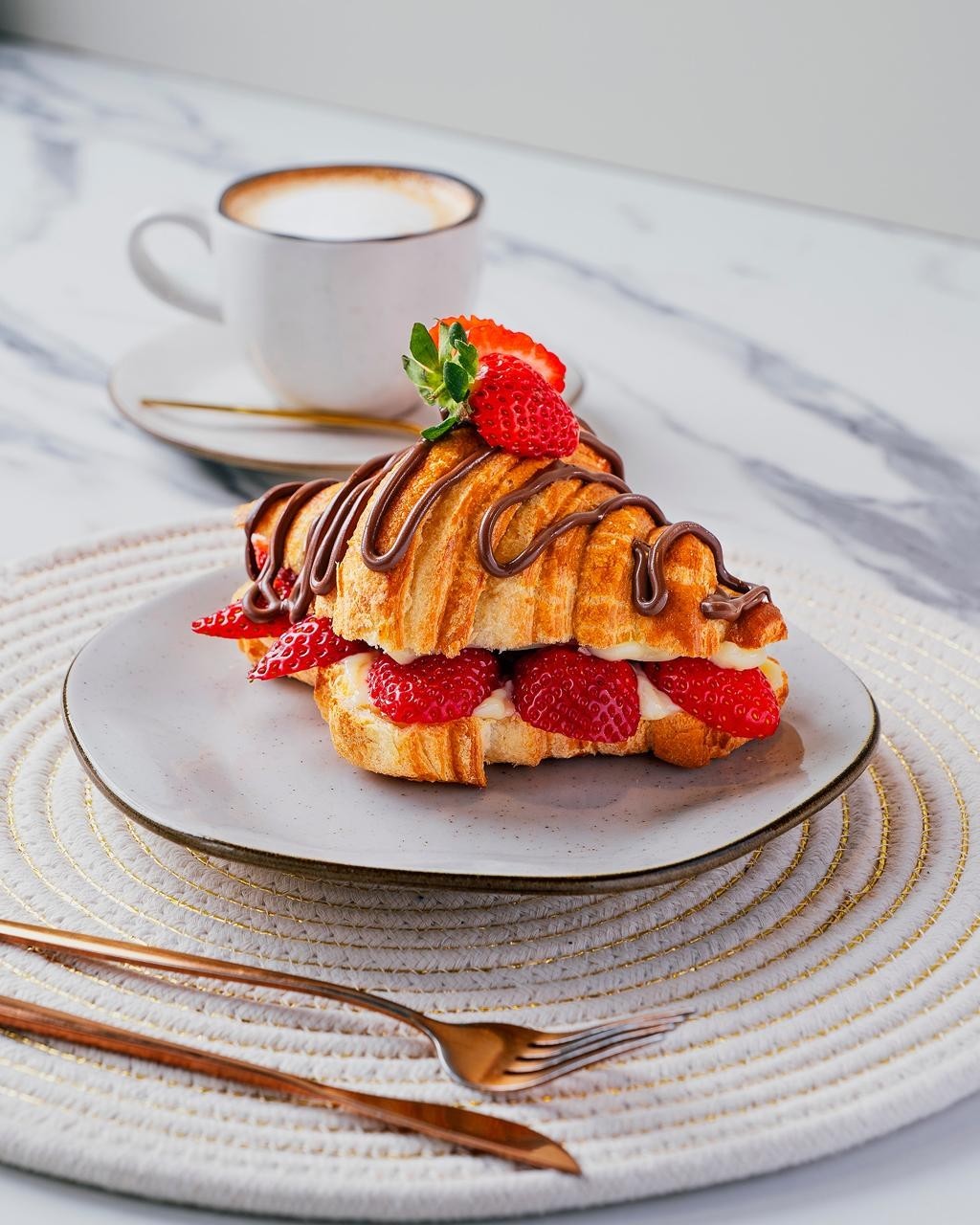 CROISSANT MORANGO COM BRIGADEIRO