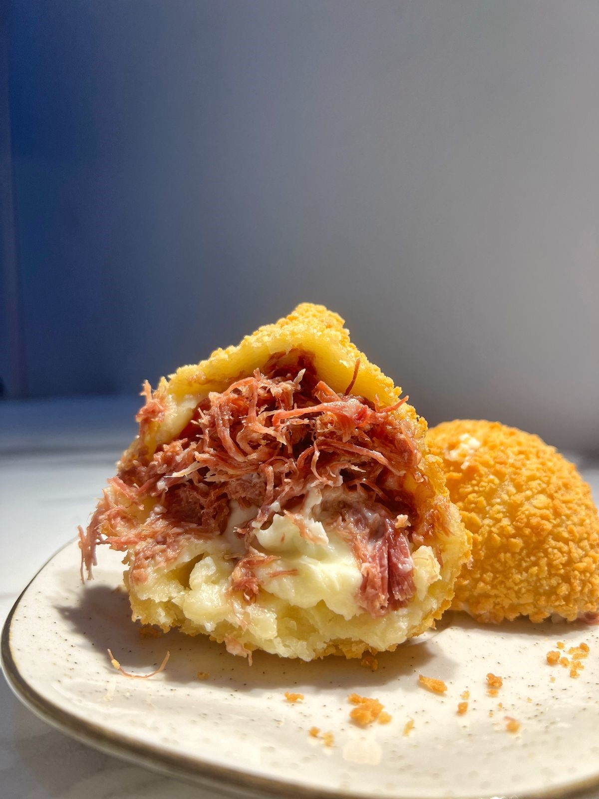 COXINHA CARNE SECA COM CATUPIRY