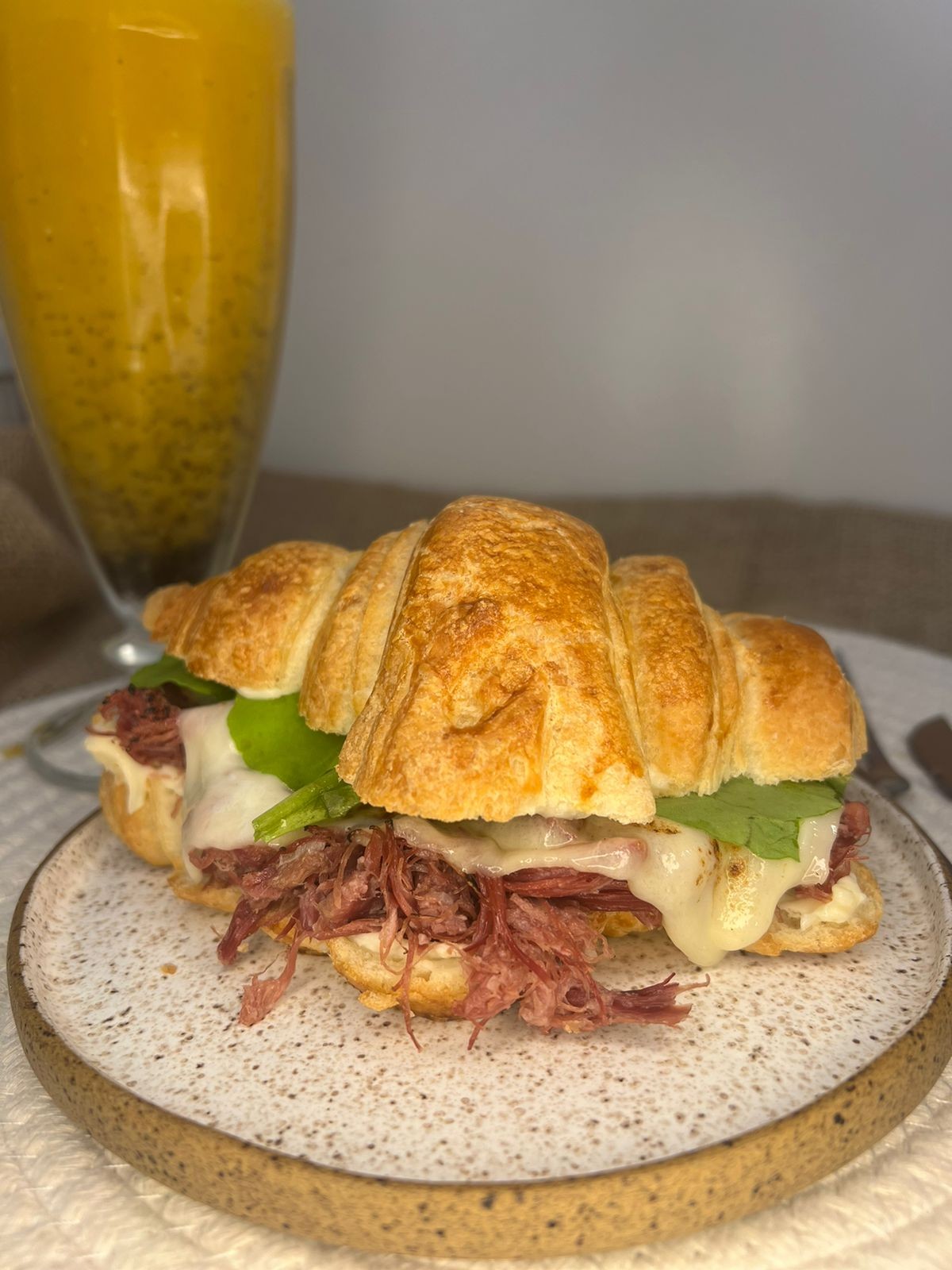 CROISSANT DE CARNE SECA E QUEIJO GRATINADO