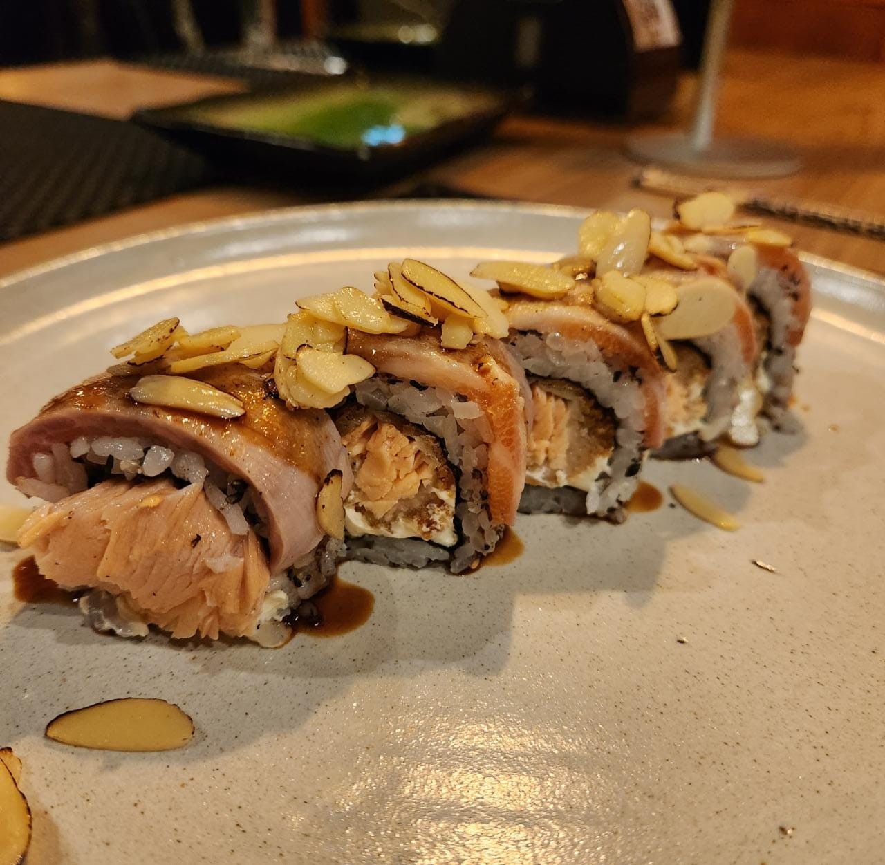 URAMAKI SALMON AMÊNDOA