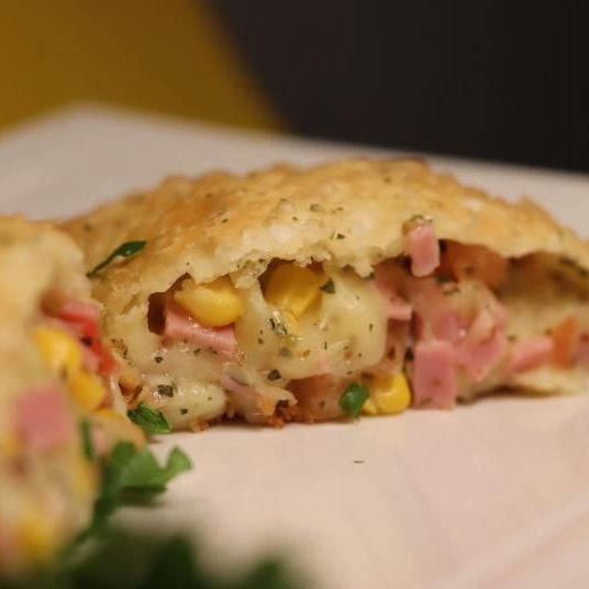 PASTEL DE PRESUNTO E QUEIJO