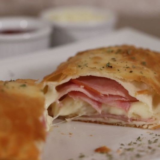 PASTEL DE LOMBO COM ABACAXI