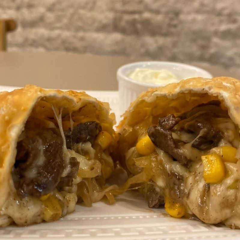 PASTEL DE FILÉ MIGNON COM QUEIJO MUSSARELA