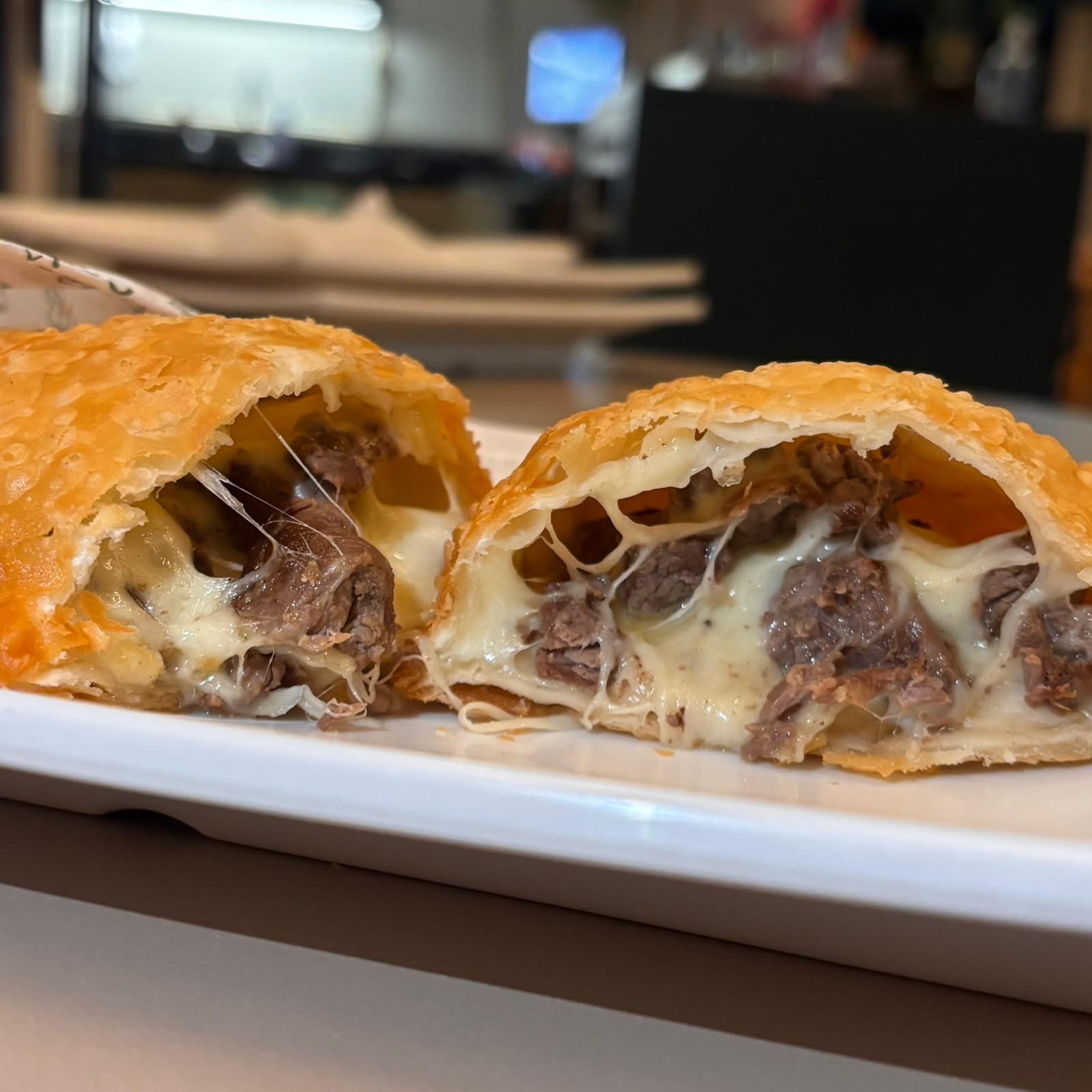 PASTEL FILÉ MIGNON COM QUEIJO