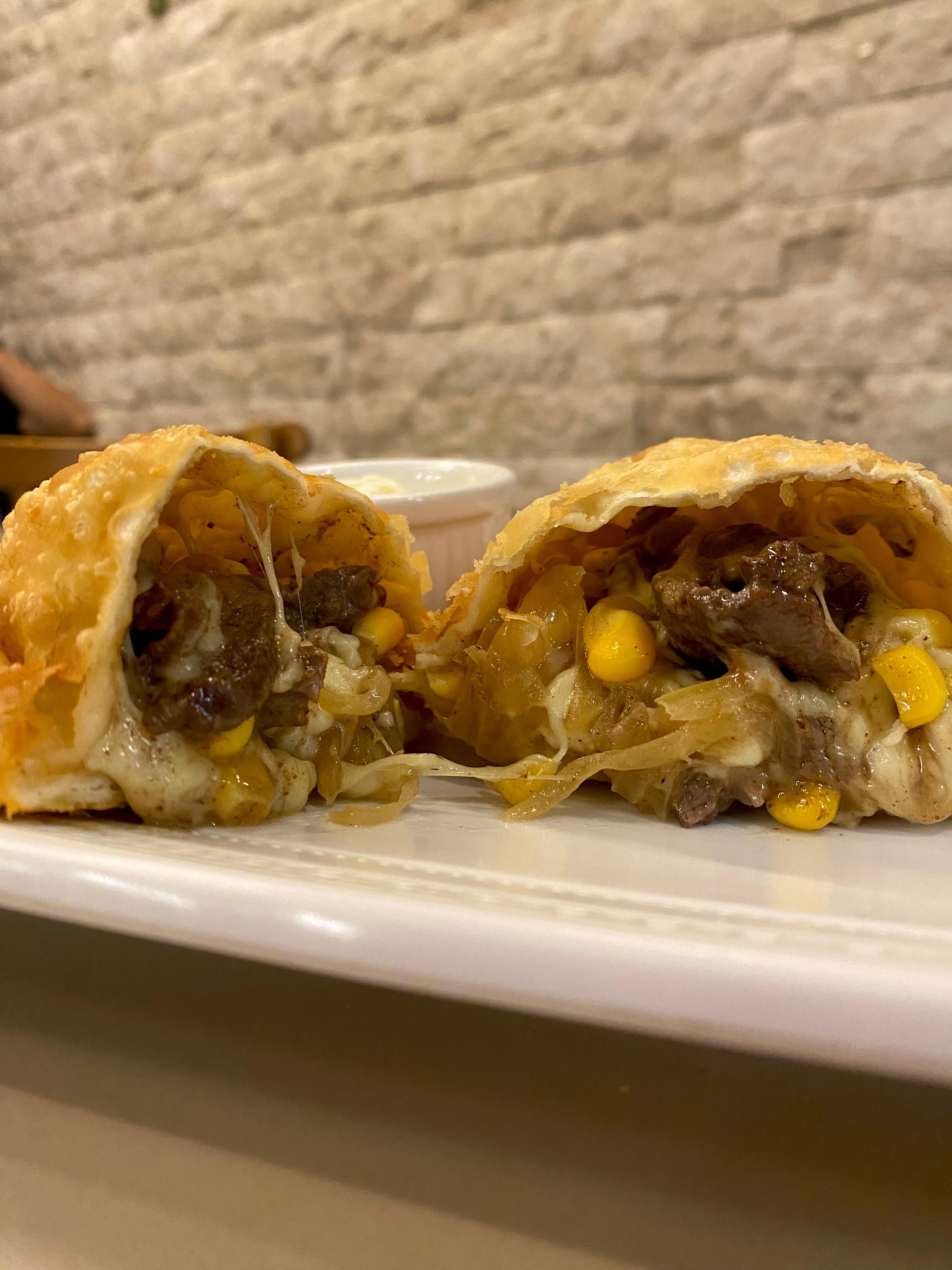 PASTEL DE FILÉ MIGNON COM QUEIJO MUSSARELA MÉDIO (18X10CM)