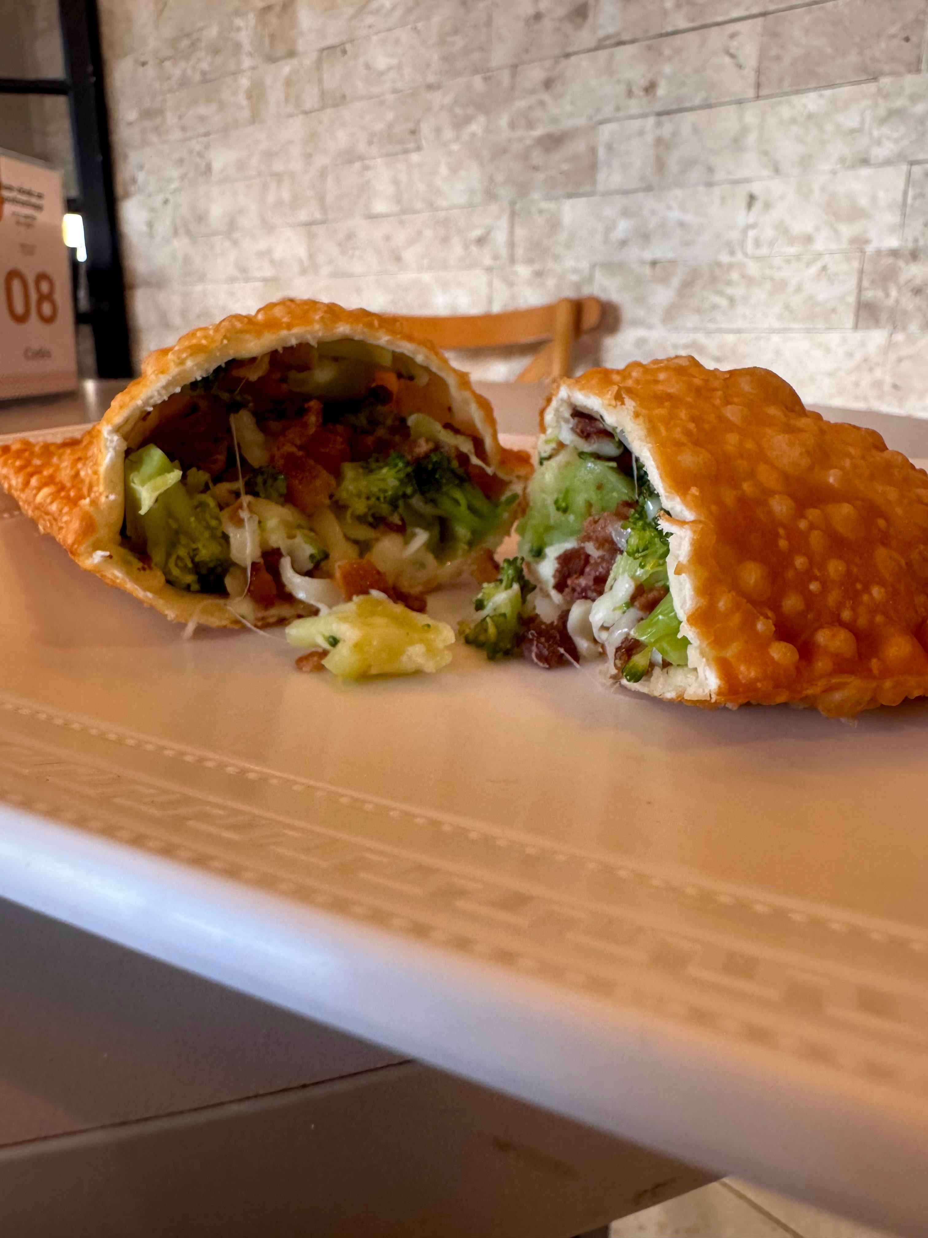 PASTEL DE BRÓCOLIS, BACON E QUEIJO GRANDE 22 X 12CM