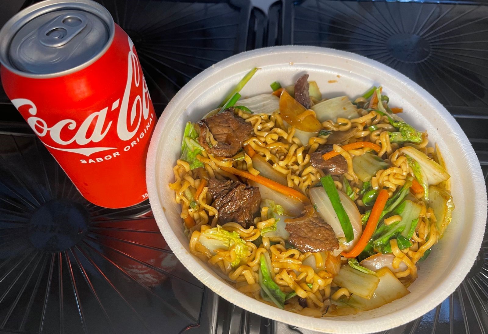 YAKISOBA DE CARNE + COCA LATA