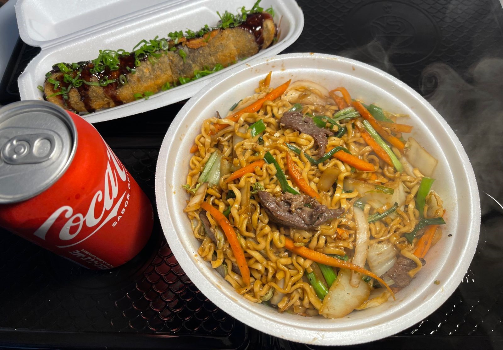 YAKISOBA DE CARNE + HOT FILADÉLFIA + COCA LATA