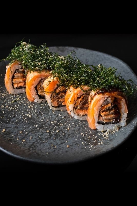 URAMAKI SALMAO SKIN E CRISPY DE COUVE (5 PEçAS)