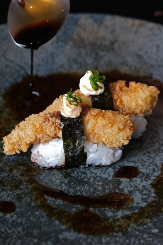 EC NIGIRI CAMARÃO CROCANTE AO MOLHO PONZU (2 PEçAS)