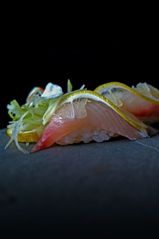 NIGIRI PEIXE BRANCO E LIMÃO (2 PEçAS)